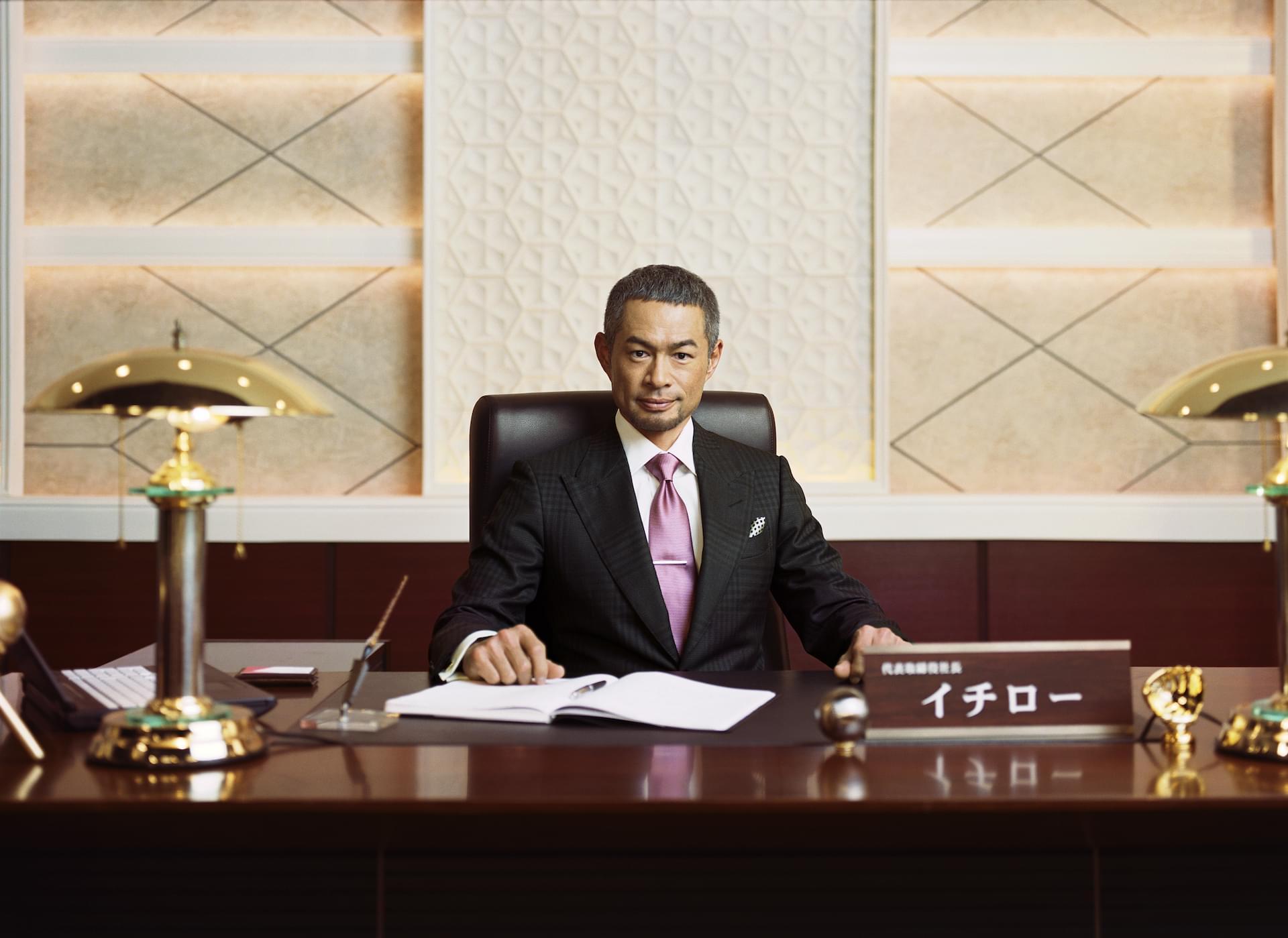 イチロー社長、社長室のデスクにて